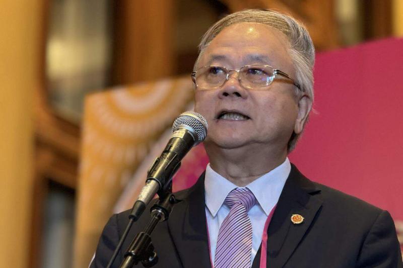 澳门台商联谊会会长简廷在星期五(2月16日)出席大陆台商春节联谊时说,现在需要两岸领导人更加有智慧,不被意识形态蒙蔽,加强两岸交流与沟通,将两岸交流的“紧箍咒” 松绑才是上上之策。(缪宗翰摄)