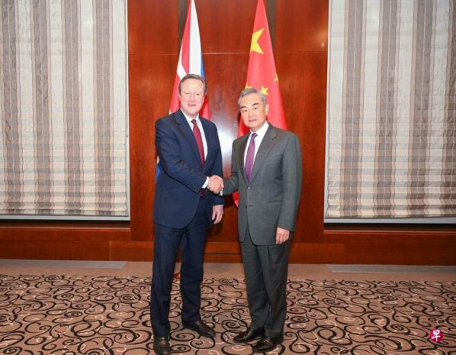 卡梅伦任英外长以来 首次与王毅会谈