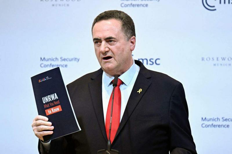 以色列外长卡茨星期五(2月16日)在慕尼黑安全会议场边告诉记者,以军将坚定推进铲除哈马斯的行动。他也在现场出示一份以色列外交部撰写的报告,列举证据,指联合国近东巴勒斯坦难民救济和工程处(UNRWA)参与哈马斯的恐怖活动。(法新社)