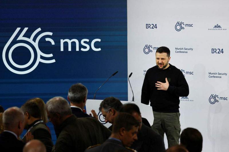 乌克兰总统泽连斯基星期六在慕尼黑安全会议上发表讲话时,全场起立鼓掌。他说,乌克兰武器急缺,呼吁西方国家加紧提供支援。(路透社)