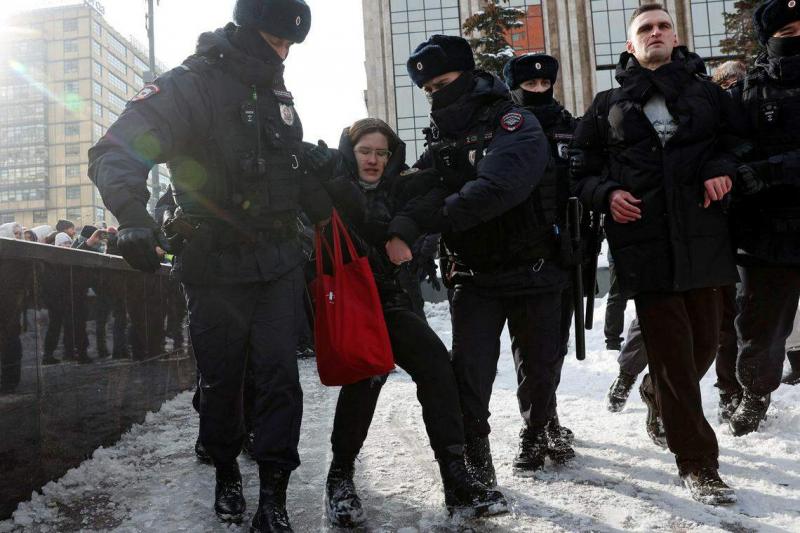 在首都莫斯科,一名出席公开集会、悼念反对派领袖纳瓦尔尼的女子被警员带走。(路透社)