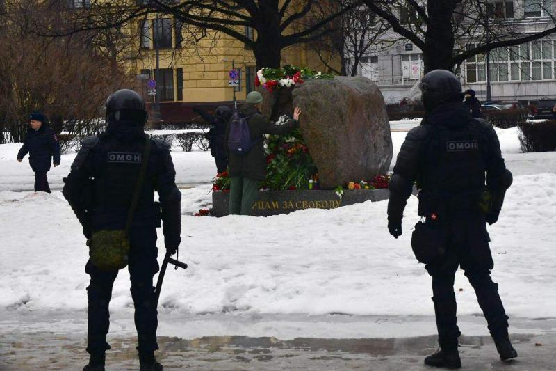 多名镇暴警察星期六(17日)驻守在圣彼得堡悼念遭政治迫害者的纪念碑周围,密切监视每一名前去献花的民众。(法新社)