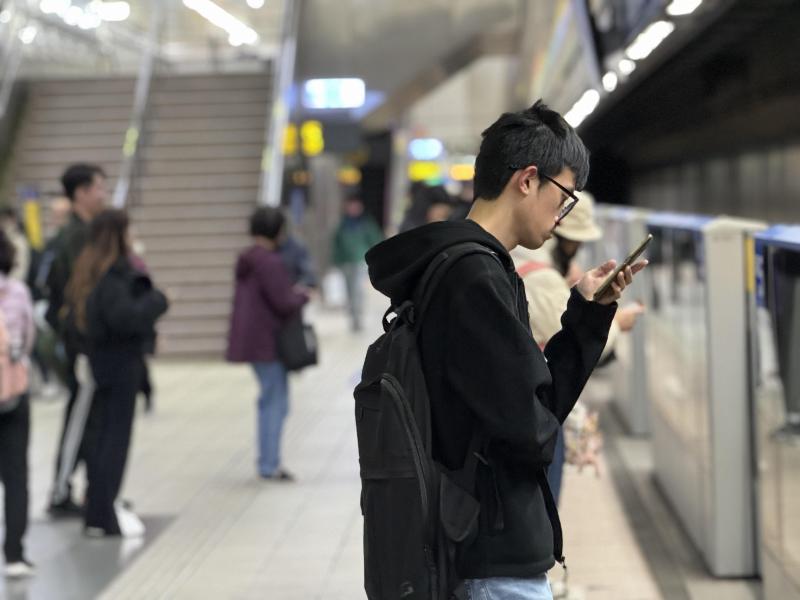 台湾网路资讯中心2023年8月发布的《2023台湾网路报告》显示,国际版抖音“TikTok”已成为台湾民众使用的第三大社交平台,另外全台22县市2153名18岁以上民众当中,有22.31%会用TikTok。图为在台北捷运站月台上使用手机的行人。 (缪宗翰摄)