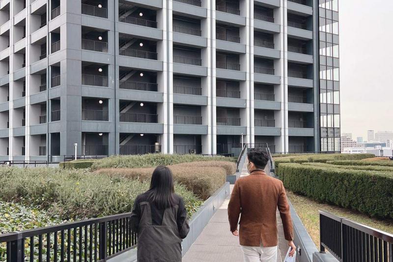 一名日本房产中介(右)带中国客户到位于东京江东区的塔楼项目看房。(受访者提供)