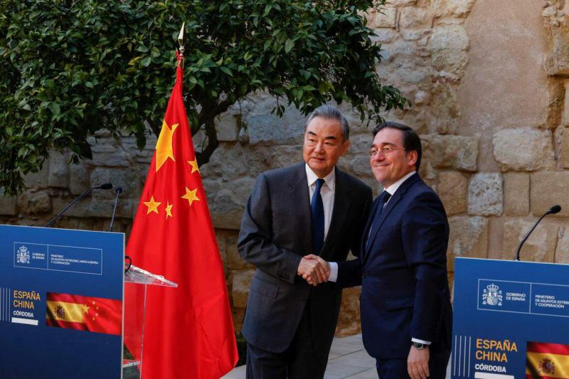 中国外交部长王毅于当地时间2月18日抵达西班牙进行访问,並与西班牙外交大臣阿尔瓦雷斯(右)会晤。(路透社)