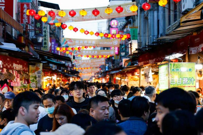 分析认为,中国大陆在今年对台政策上,有可能展开涉台立法讨论,同时加大对台民间促融,也会锁定台湾立法院作为促进交流的目标,以制约民进党。图为农历年前的台北年节市场人潮。(路透社)