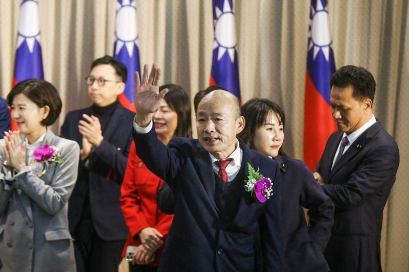 上海学者倪永杰认为,大陆将持续加大与台湾认同九二共识、支持两岸关系和平发展的政治力量的互动,包括国民党、民众党、以及台湾地方县市长。图为国民党籍台湾新任立法院长韩国瑜(前)2月1日就职宣誓后,向媒体致意。(法新社)