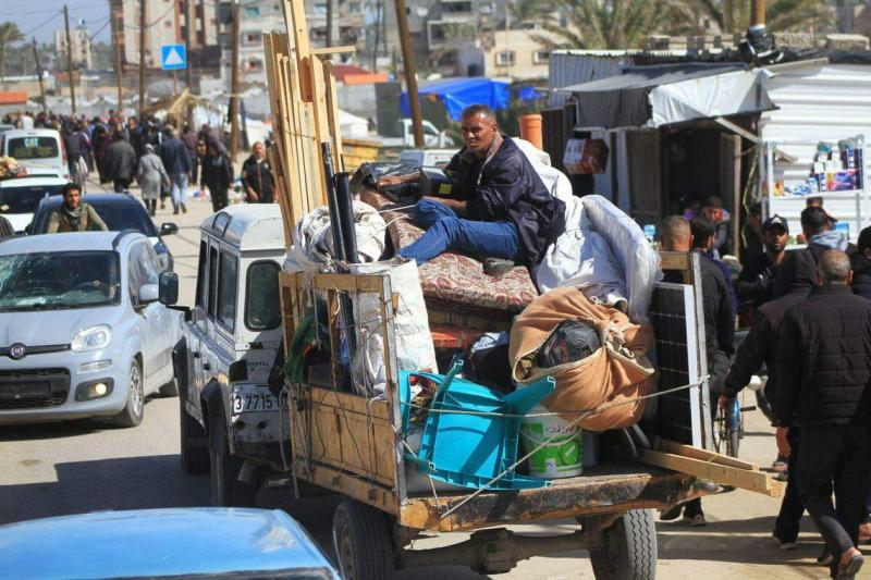 2月15日在拉法和汗尤尼斯以西的马瓦西,许多流离失所的巴勒斯坦人沿着沿海道路移动,寻找可以暂时栖身的地方。(彭博社)