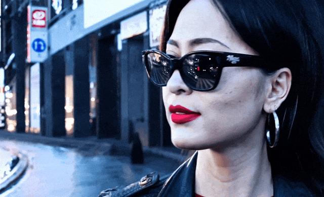 范例视频还能明显看见女人的痘斑和颈纹。(视频截屏)