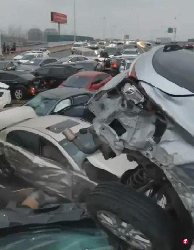 苏州工业园区一高架百车相撞  九人受伤