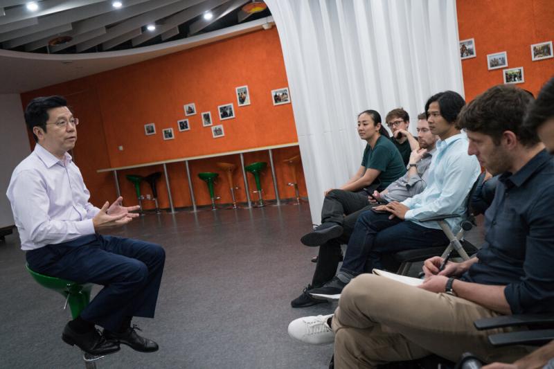 中国公司01.AI由投资人、技术专家李开复(左)创立。