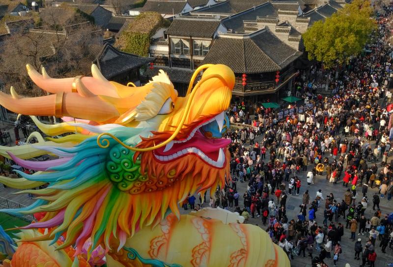 今年八天春节长假期间,中国出游人次和出游总花费均创历史新高。图为大年初一,各地游客在江苏南京门东老街上游玩。(中新社)