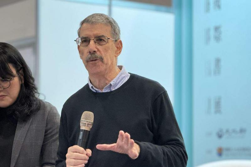 美国资深驻华记者齐迈可2月23日在台北出席新书分享会时指出,随着中美关系恶化与中国收紧社会控制,入境中国采访门槛越来越高 ,这将使外国的年轻记者更不愿意花成本学习中文,驻华人才若出现断层,恐不利世界认识中国。(缪宗翰摄)