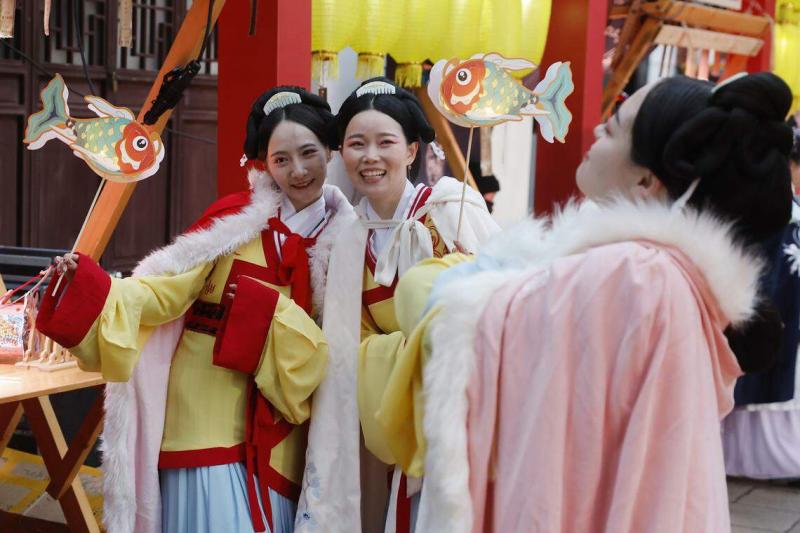 中国近年刮起“新中式”国潮风。图为今年元宵节,身穿汉服的年轻人在灯会上合影。 (中新社)