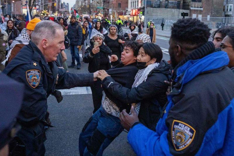 在美国纽约,有同情巴勒斯坦的示威者在国际妇女节(3月8日)举行抗议活动,堵住道路造成交通阻塞,被警方逮捕。(法新社)