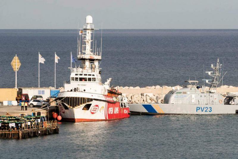 西班牙一个非政府组织的救援船3月9日在塞浦路斯城市拉纳卡的港口装载物资。发言人说,救援船载有200吨粮食,并已准备就绪,随时可启程前往加沙。(法新社)