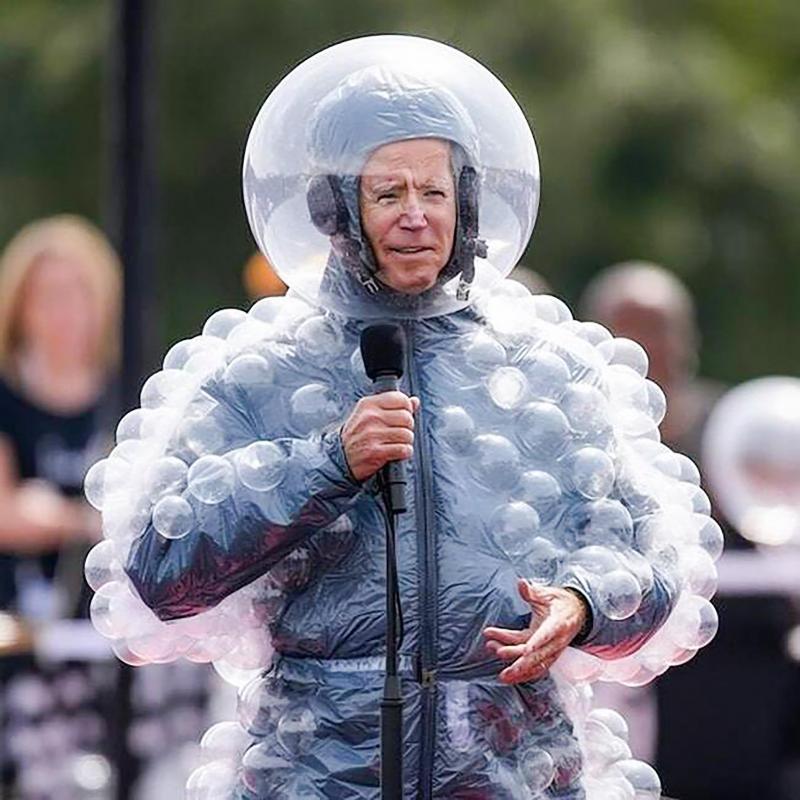 去年6月,网上出现一张美国总统拜登身穿泡泡防护服的照片,称这是白宫为了保护年纪大、易摔倒的拜登而给他穿上的。这张照片使用AI生成,一个明显的破绽是,拜登的左手有七根手指。(取自X平台)