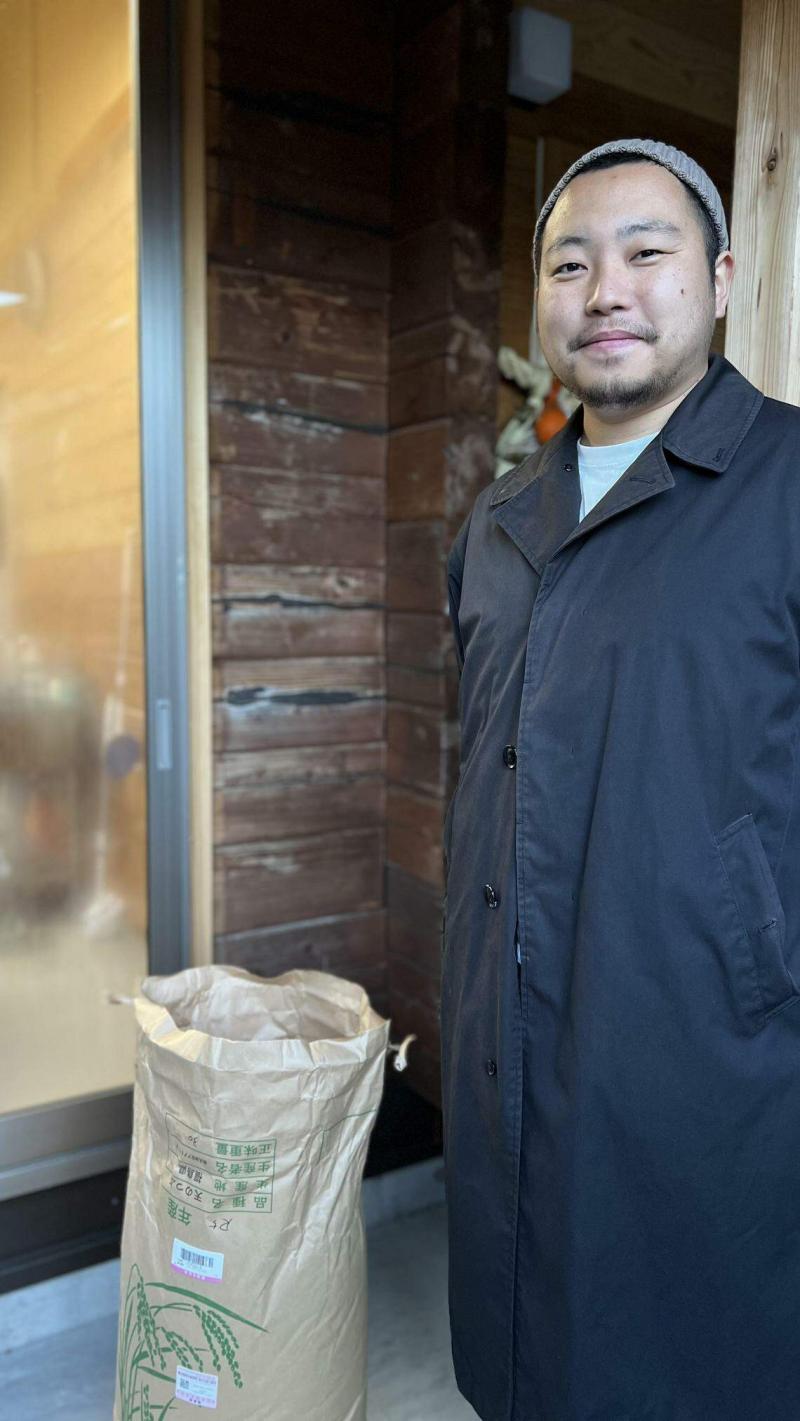 原本住在埼玉县的佐藤太亮移居距离福岛第一核电站25公里的小高区创业。他以福岛米酿酒,尝试在曾被列为核禁区的地带创建新天地。(符祝慧摄)