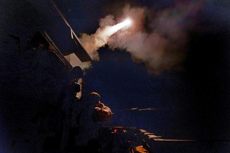 英国的里士满号(HMS Richmond)护卫舰星期六在红海击落朝它袭来的胡塞武装无人机。里士满号是参与美国牵头的红海护航计划“繁荣卫士行动”的军舰之一。(路透社)