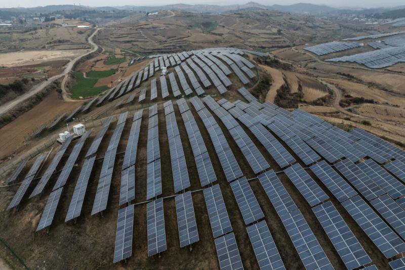 云南石林的一个太阳能发电厂。欧洲领导人正在考虑对来自中国的太阳能电池板和风力涡轮机征收更高的关税。