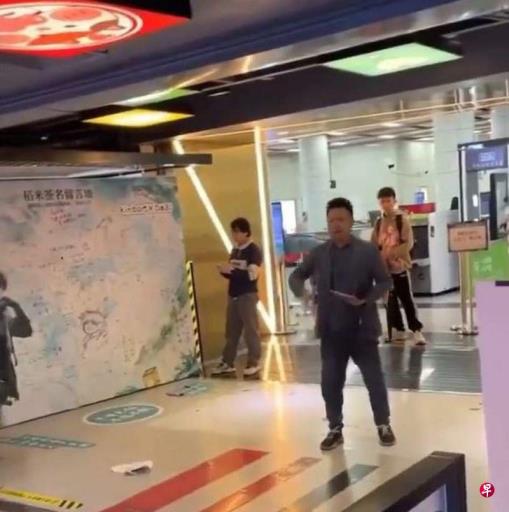 广州男子误认《盗墓笔记》为日本动漫 怒砸签名墙