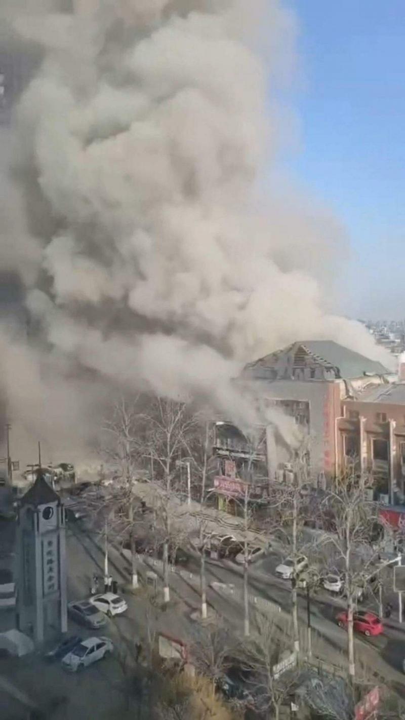 河北三河市燕郊镇一处城中村内3月13日上午疑似发生燃气爆炸爆炸后,现场建筑物冒出滚滚浓烟。 (路透社)