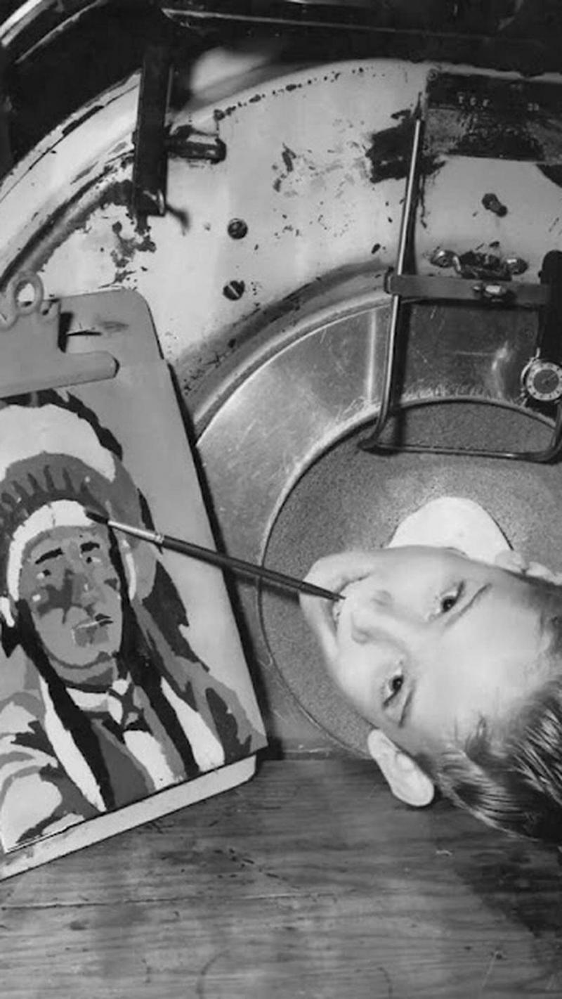 亚历山大含着画笔,在画纸描出他所要的色彩,后来,他也靠含着笔点击电脑键盘,加上朋友记录他的口述,费了八年时间完成自传,在2020年出版。(互联网)