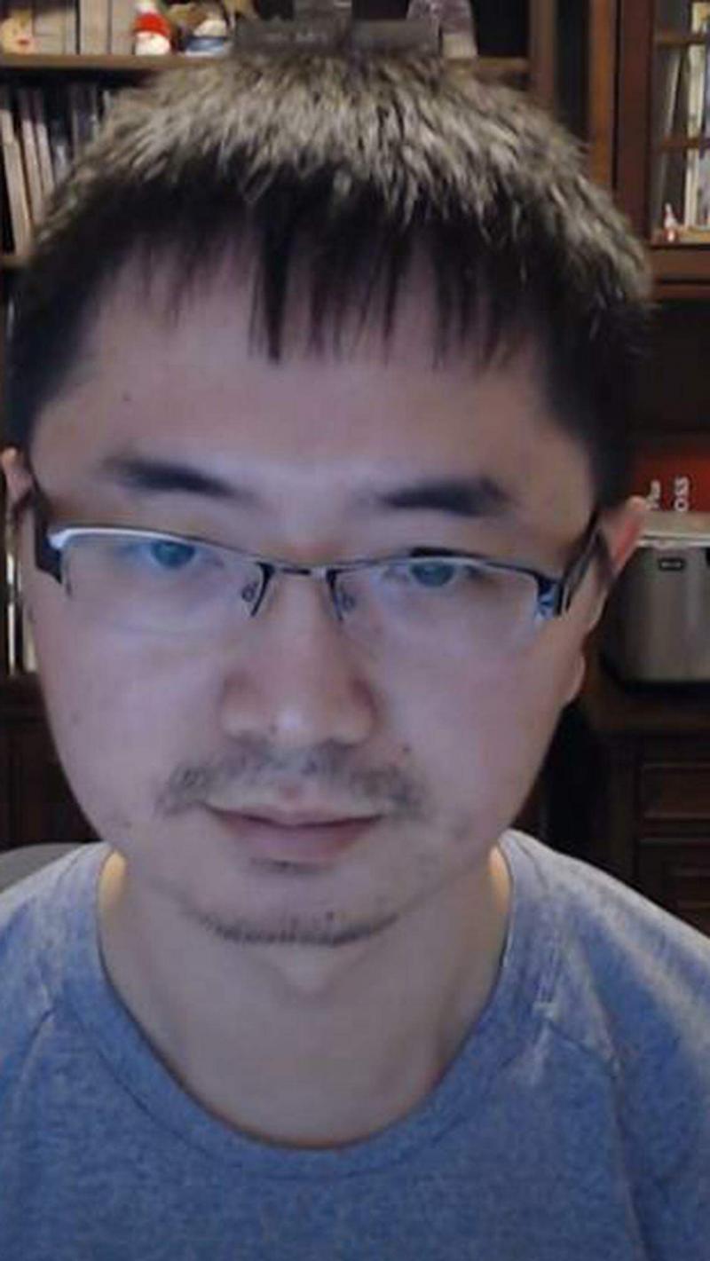 生成式AI专家许冰受访时说,当前的深伪技术可以让诈骗团伙根据需要,制作出细节真实的伪造视频。(视频截图)