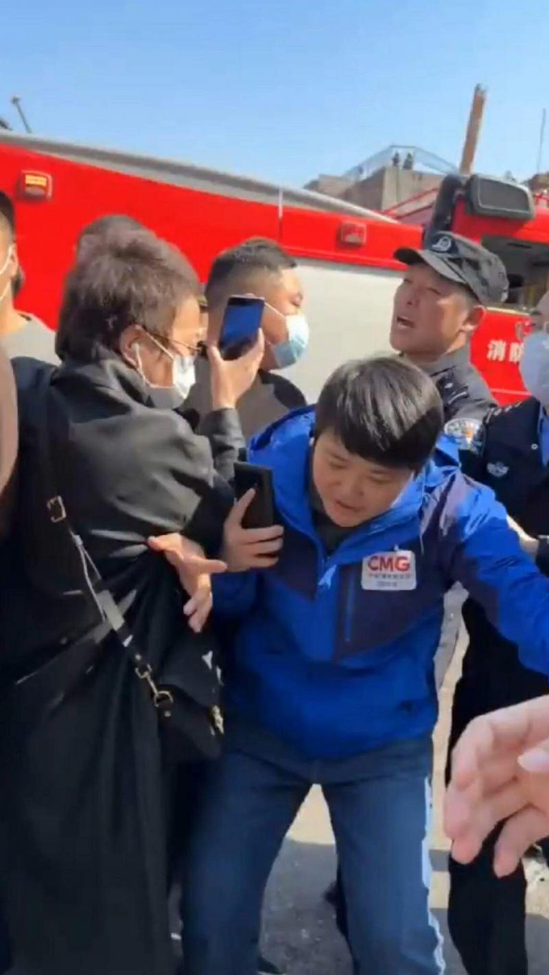 网传视频显示,一名穿着带有“CMG中央广播电视总台”标志的记者,3月13日在河北燕郊燃气爆炸事故现场采访时,遭到十余名警察包围架离。(互联网)