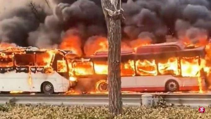 天津大客车公交车追尾起火致一死37伤