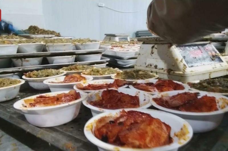 为保证槽头肉的分量和外观,工人并没有将淋巴结和甲状腺剔除干净。(中国央视)