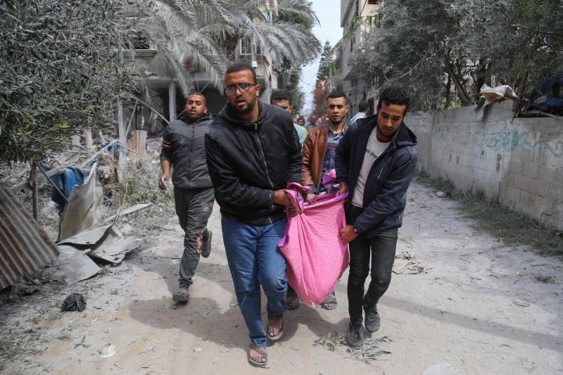 在美国等持续为以哈斡旋调停的当儿,以色列军事行动没有停止。加沙中部星期六再遭以军炮轰,民众不顾危险从废墟中救出伤者送往急救。(法新社)