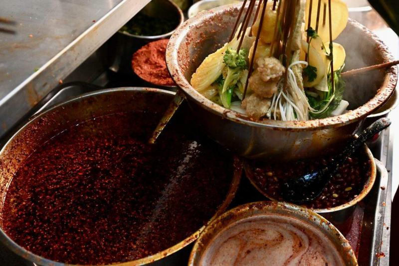 除了甘谷辣椒,秦安花椒、定西土豆和宽粉、高原蔬菜、戈壁海鲜也是一碗天水麻辣烫中常见的配料。(中新社)