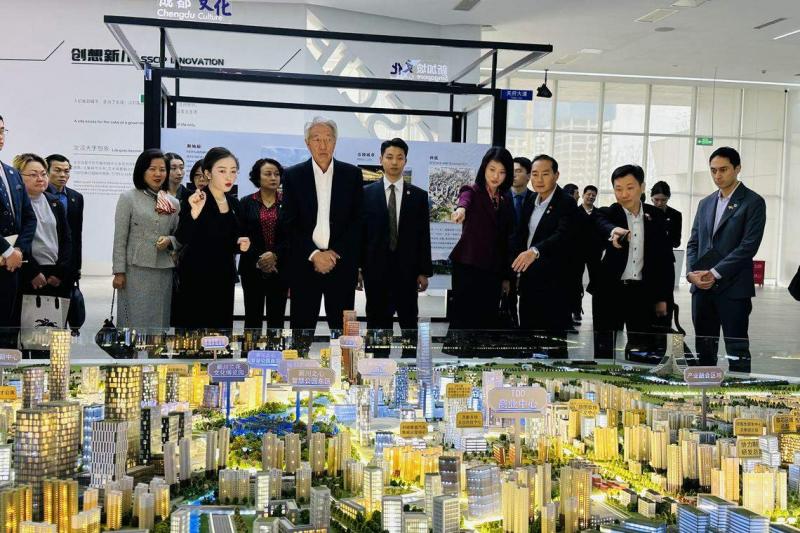 国务资政兼国家安全统筹部长张志贤(右六)星期一(3月18日)参访位于成都的新川创新科技园。通讯及新闻部兼国家发展部高级政务部长陈杰豪(右三)和内政部兼社会及家庭发展部政务部长孙雪玲(右四)也随同参访。(杨丹旭摄)