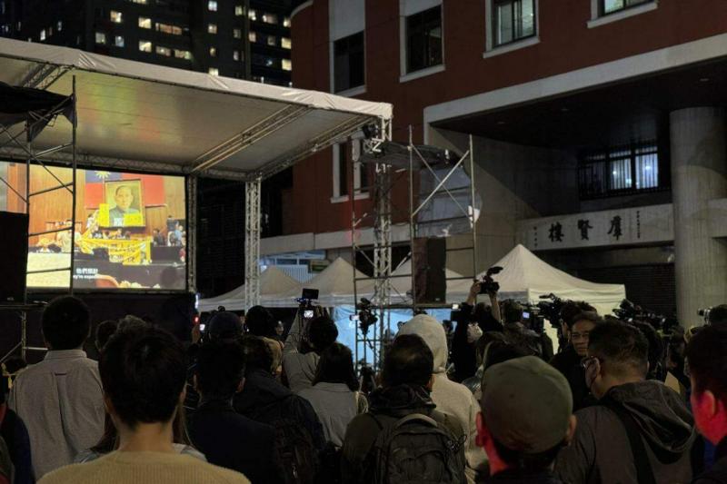 台湾民间团体3月18日在立法院旁举办太阳花学运十周年晚会,并在现场播放十年前的学运纪实视频。(缪宗翰摄)