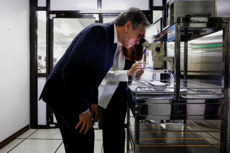 美国国务卿布林肯与菲外长和总统会晤前,参观马尼拉一家半导体工厂时观看显微镜下的晶片。他将菲律宾形容为确保晶片供应链韧性的“日益重要的合作伙伴”。(路透社)