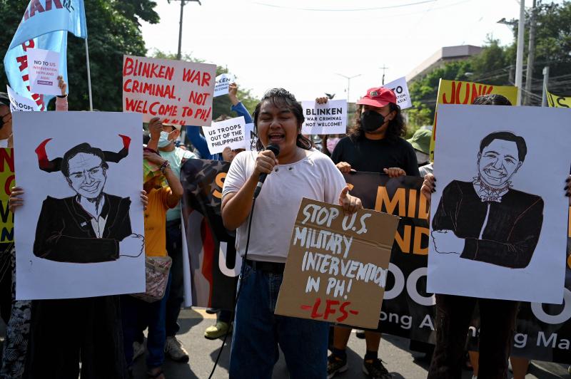 一些菲律宾民众上街示威,抗议美国国务卿布林肯到访菲律宾。(法新社)