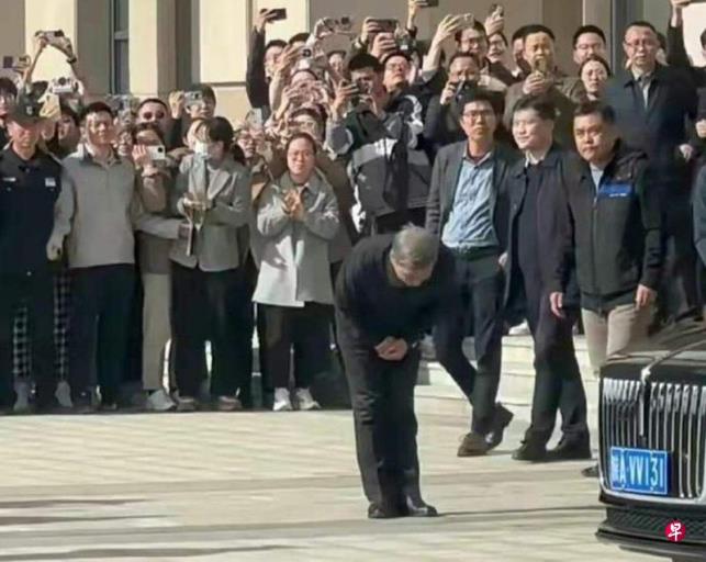 中国“网红校长”卸任 师生夹道送别