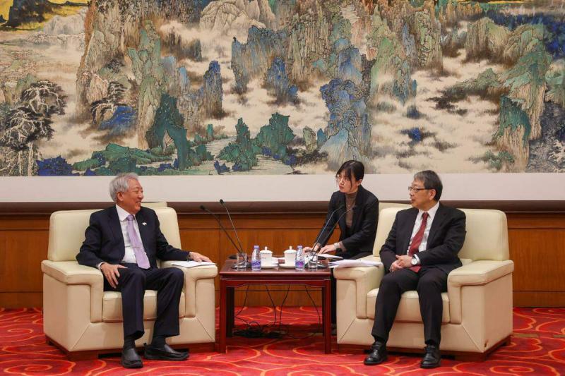 国务资政兼国家安全统筹部长张志贤(左)星期四(3月21日)在北京与中共中央党校校长陈希(右)会面,这是两人时隔五年再度会晤。(通讯及新闻部提供)