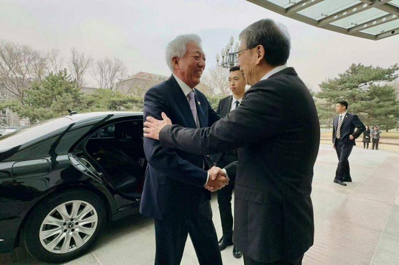 国务资政兼国家安全统筹部长张志贤(左)抵达时,中共中央党校校长陈希(右)在大楼外迎接。(杨丹旭摄)