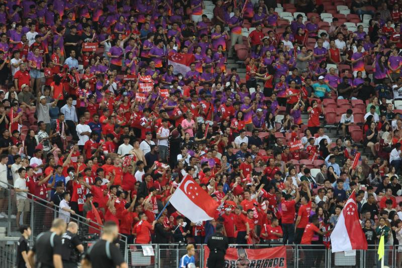 新加坡体育理事会志愿组织“尼拉团队”(Team Nila)有500名志工到场为雄狮加油。(梁麒麟摄)