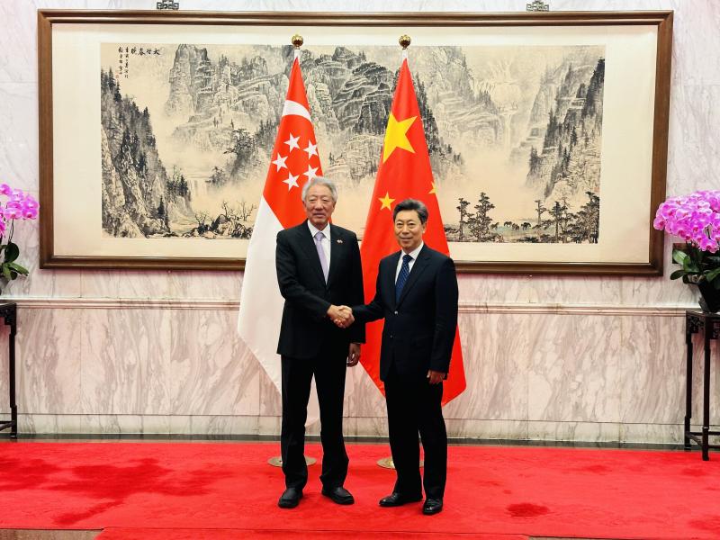 国务资政兼国家安全统筹部长张志贤(左)星期五(3月22日)在北京钓鱼台国宾馆,与中共政治局委员、中央政法委书记陈文清会面,这是两人首次会晤。(杨丹旭摄)