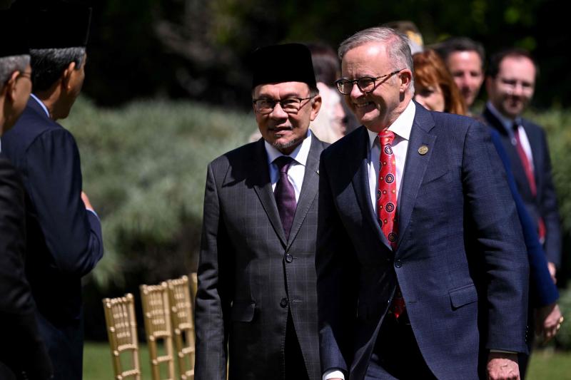 马国首相安华(左)3月4日访问澳洲时,与澳洲总理阿尔巴尼斯举行会谈。安华过后在联合记者会强调,美欧及澳洲即便对中国有意见,也不该把这些问题强加在马国身上而阻碍马国与中国发展友好关系。(法新社)