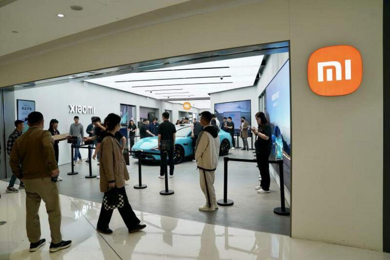 3月25日,北京小米之家(北京合生汇汽车体验店)吸引许多消费者来看小米汽车。(中新社)