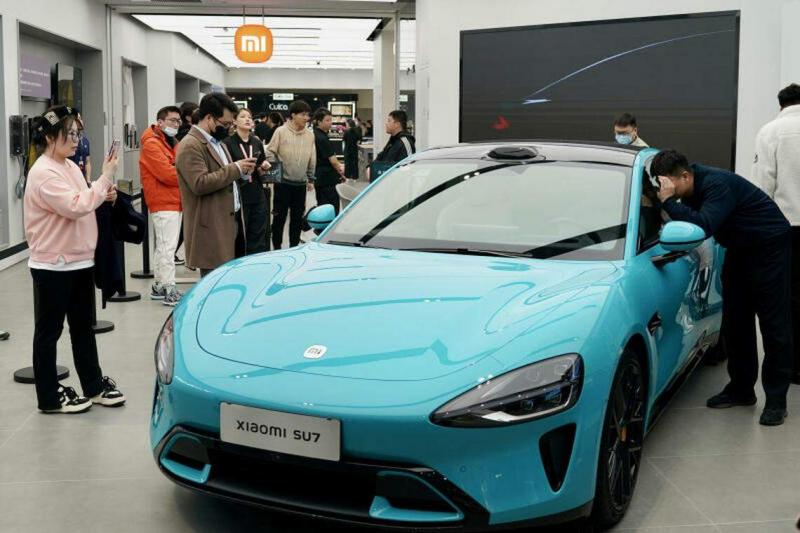 小米SU7星期一(3月25日)在北京、上海、武汉、杭州等中国29个城市的60家小米汽车门店开启静态展示。人们只能隔着车窗看车辆内部的配备,不能入车内体验,也不能试驾。(中新社)