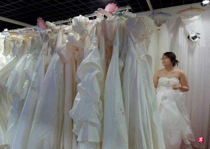 中国新婚夫妇选择“极简婚礼”