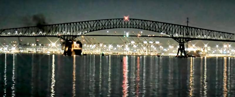 从闭路电视画面上所见,悬挂新加坡国旗的Dali号在撞桥前,一度灯火全灭,直到靠近大桥时,才再次亮灯并喷出大量黑烟。(视频截图)