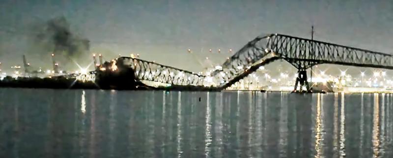 集装箱船撞上桥墩后,弗朗西斯·斯科特·基桥的桥身顿时断成数截,桥上的车辆纷纷落水。(视频截图)