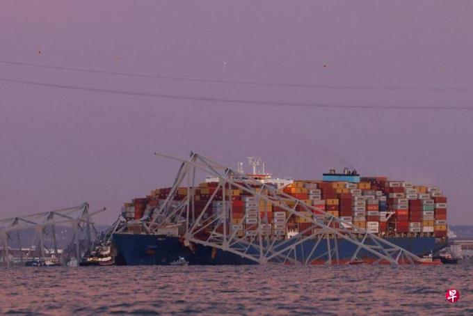 新加坡注册货柜船撞垮美大桥 20多人多辆汽车落水