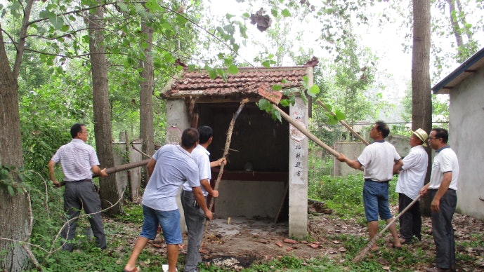 江苏扬州市宝应县2017年7月下令推动“土地庙建设等封建迷信活动自查自纠”工作,禁止党员干部参加或以资金等方式支持土地庙兴建,辖下的夏集镇更有党员动手拆除两座已建成十多年的土地庙。(互联网)